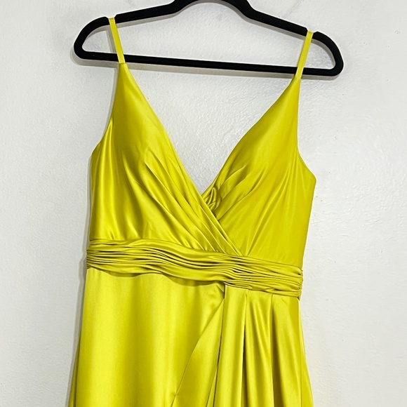 Mac Duggal 12443 V-Neck High Slit Satin Gown Chartruese size 8 - Picture 4 of 11